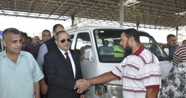 محافظ بورسعيد يحذر السائقين من أى محاولات لاستغلال المواطنين.. صور وفيديو