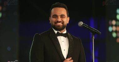 حسام حسنى يغنى لعبد الحليم حافظ فى حفل مهرجان الموسيقى العربية.. صور 