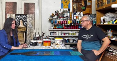 "اليوم السابع" فى مرسمه الخاص.. محمود حامد يسرد تفاصيل تجربته الفنية من قصر ثقافة الفيوم إلى أبواب الاحتراف بالقاهرة..  والفنان: الخشب والرموز ضمن أسرارى الفنية.. والفن يحتاج صبرا وتجريبا والموهبة وحدها لا تكفى