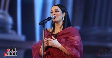 أسماء كمال تقدم أغانى أم كلثوم فى حفل مهرجان الموسيقى العربية.. صور 