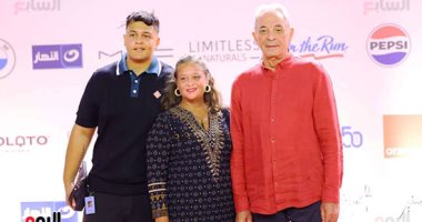 محمود حميدة ولبلبة وحنان مطاوع وكريم فهمى فى عرض فيلم هابى بيرث داى.. صور 