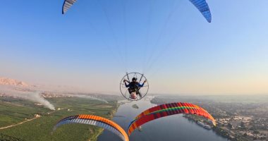 الأقصر أرض التاريخ المصرى القديم تستضيف 100 مغامر أجنبى من 15 دولة بفعاليات رياضية الباراموتور.. بهجة وفرحة بين الأجانب بالتحليق المظلى فوق معابد ومقابر الملوك وشريط نهر النيل.. ومغامر فلسطينى يشيد بسحر المشهد