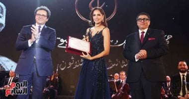 ليلة استثنائية فى افتتاح مهرجان الموسيقى.. آمال ماهر تفتتح فقرتها بأغنية ألف ليلة وليلة.. وتعلق: فخورة ببلدى.. رئيس الأوبرا: أم كلثوم تتصدر المشهد بأعمالها الباقية.. ووزير الثقافة: المهرجان يرسم ملامح المستقبل