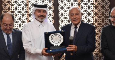 أبو الغيط يهدى سفير قطر درع الجامعة تقديرًا له ولمواقف دولة قطر الداعمة للعمل العربى