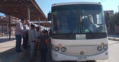 الدفع بـ4 أتوبيسات مجانية و250 سيارة لنقل الطلاب والأهالي بكفر الشيخ.. صور