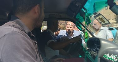 نائب محافظ الجيزة يتفقد المواقف فى كرداسة وأوسيم لمتابعة التزام السائقين بالتعريفة