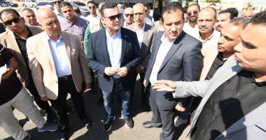 وزير الإسكان يتفقد الطرق والمحاور والميادين بمدينة العاشر من رمضان