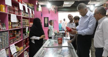 محافظ أسوان يتابع توافر السلع الغذائية داخل معرض كوم إمبو