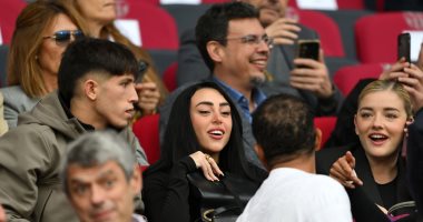 لامين يامال يستعرض أمام صديقته فى ديربى برشلونة ضد جيرونا.. فيديو