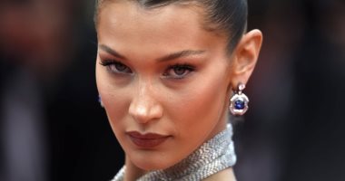 بيلا حديد تثير قلق معجبيها بسبب مشيتها بعرض أزياء فيكتوريا سيكريت