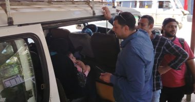 رئيس مدينة العياط يتابع مواقف السرفيس.. ويؤكد: لا تهاون مع مخالفى التعريفة