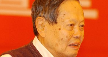 رحيل عالم الفيزياء الصيني الحائز على نوبل تشين نينج يانج عن عمر 103 أعوام