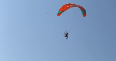 بهجة في سماء الأقصر.. عروض الباراموتور تبهر الزوار على ارتفاع 1000 قدم