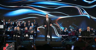 مدحت صالح يبدأ حفل مهرجان الموسيقى العربية بأغنية ولا تسوى دموع.. صور 