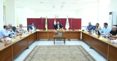 وزير الإسكان يعقد اجتماعا مع رؤساء أجهزة عدد من المدن الجديدة