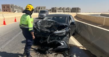حادث تصادم سيارة ملاكى ونقل يتسبب فى بقعة زيت بالقطامية.. صور
