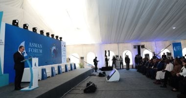 محافظ أسوان يشهد الجلسة الافتتاحية لمنتدى السلام والتنمية.. صور