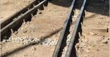 لحظات مرعبة على القضبان الحديدية.. قطار يدهس أم والقدر يُنقذ طفلها "فيديو"