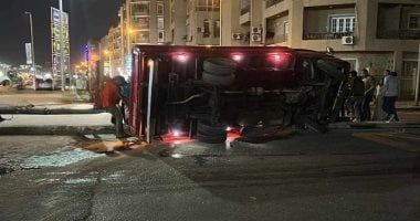 إصابة شخص إثر حادث انقلاب سيارة نقل محملة بالأنابيب فى المعادى.. صور