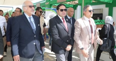 نائب محافظ بنى سويف يتفقد معرض المنتجات بمهرجان النباتات الطبية والعطرية
