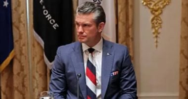 رابطة عنق وزير الدفاع الأمريكى تثير الجدل بسبب ألوانها.. اعرف السبب