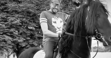 عصام السقا يكشف عن حبه للخيل من خلال فيديو جديد