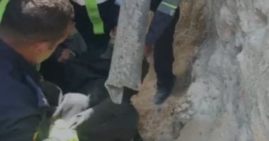 استخراج جثتين لشخصين انهارت عليهما رمال بمبنى تحت الإنشاء فى التجمع.. فيديو