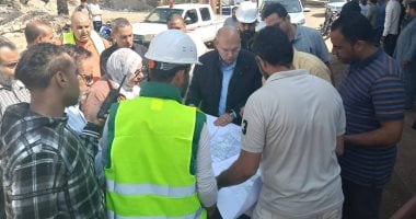 نائب محافظ الجيزة يتابع ميدانيًا مشروع الصرف الصحى بقرية منيل شيحه.. صور