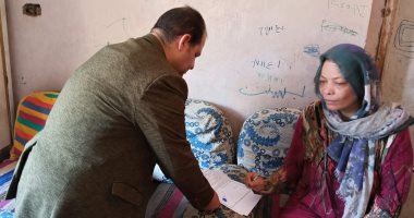 مديرية العمل بالأقصر توفر فرصة عمل لسيدة من ذوى الهمم وتسلم 11 شهادة مزاولة حرفة