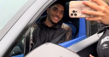 عمر مرموش يخطف الأنظار فى مانشستر سيتى بسيارة خارقة جديدة.. فيديو