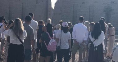 أفواج سياحية من حول العالم يعيشون أجواء البهجة الصباحية فى معابد الكرنك.. صور