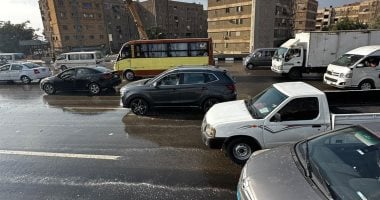 كثافات مرورية بسبب كسر ماسورة بطريق بالدائرى.. صور
