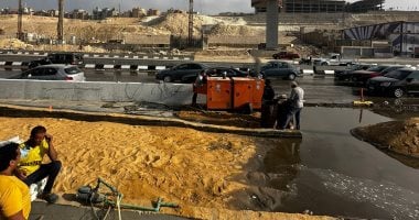 سيارات لشفط المياه المتراكمة من كسر ماسورة بالطريق بالدائري