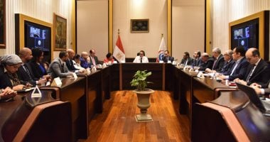 وزير الصحة يبحث تفعيل المرحلة الثانية من الهيكل الوظيفى للوزارة