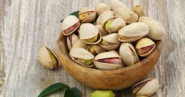 الفستق غني بالألياف والبروتينات ويعزز صحة أمعائك ويمنع الالتهاب.. خليه قبل النوم
