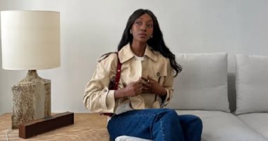 5 تريندات للجواكيت القصيرة موضة شتاء 2026.. عملية وأنيقة كمان