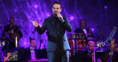 أضواء الهواتف تتلألأ.. جمهور دار الأوبرا يتفاعل مع وائل جسار على أغنية "خلينا ذكرى"