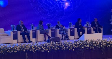 نائب رئيس جامعة القاهرة يناقش رقمنة الأرشيفات التاريخية وترميم النصوص 