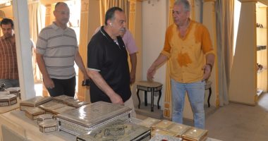 محافظ أسيوط يتفقد المعرض الدائم للحرف اليدوية والتراثية
