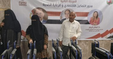 تسليم 25 كرسياً متحركا و15 عقد عمل لذوى الهمم فى سوهاج.. صور