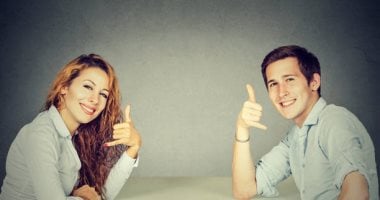 6 علامات تقول لك إنه معجب بيكي من أول قعدة.. العيون ما بتكذبش