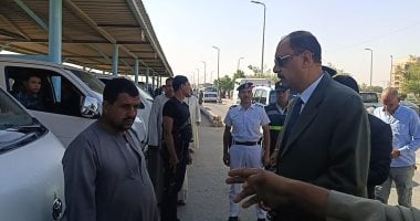 محافظ سوهاج لأحد السائقين بجولة مفاجئة: "بتاخد حقك ادى الناس حقها".. فيديو