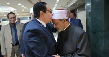 رئيس جامعة القاهرة يقبل رأس شيخ الأزهر على هامش لقاء لبحث تعزيز التعاون