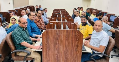 رئيس جامعة الأقصر تتابع سير اختبارات التحول الرقمي لأعضاء هيئة التدريس.. صور