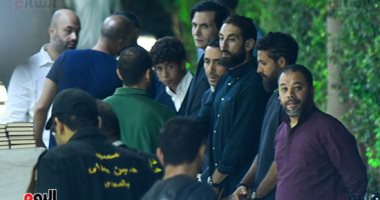 محمد ناير وأبو وجلاليو يساندون أمير عيد فى عزاء والدته