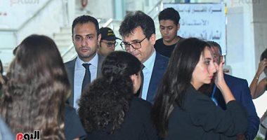 وزير الثقافة يقدم التعازى لـ أمير عيد فى عزاء والدته