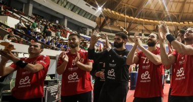 احتفالات لاعبى الأهلى بلقب البطولة الأفريقية الثامنة لكرة اليد للرجال.. صور