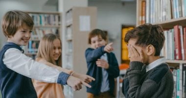 5 مؤشرات على ميل الطفل للعنف.. لو اكتشفتها إزاى تتعامل معاه؟