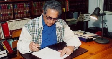 فى ذكرى وفاته.. أنيس منصور: ولدت والكتاب فى يدى ونشأت لأسرة تعشق القراءة