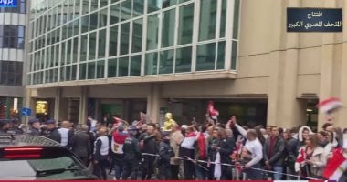 الجالية المصرية تحتشد أمام مقر إقامة الرئيس السيسي في بروكسل للترحيب به